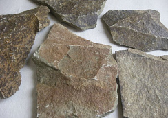 Kamenclub.ru: Песчаник пластушка "фонтанка" серо-зеленая (3,0-5,0 см)  купить во Владимире песчаник серо-зеленая колотые плитки облицовочные пластушки 11400 руб/м3   фото КАМЕНЬ КЛУБ