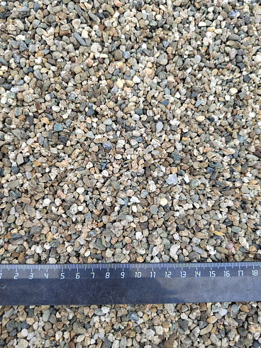 Kamenclub.ru: Галька речная окат (серая) фр.3-5 мм купить  во Владимире галька речная серая бежевый темно-серый окатанный речной камень округлый 9500 руб/т   фото КАМЕНЬ КЛУБ