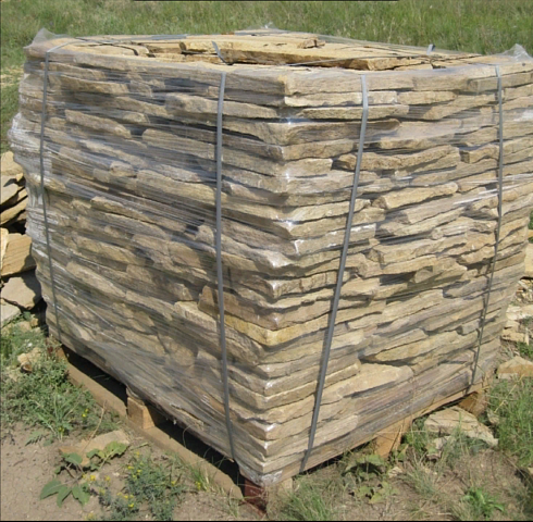 Kamenclub.ru: Песчаник пластушка желтый с рисунком (3 см)  купить во Владимире песчаник желтый с рисунком, рыжий, желтый песчаник пластушка ландшафтная рваная 8 500 руб/м3   фото КАМЕНЬ КЛУБ