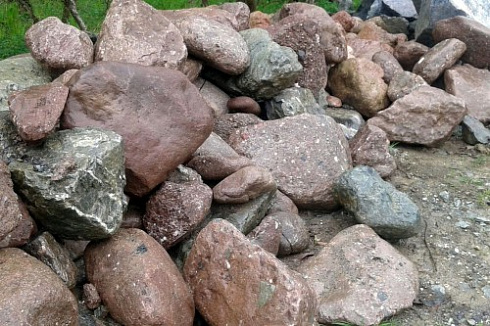 Kamenclub.ru: Конгломераты фр. 300-1000 мм.  купить во Владимире кварц мрамор диабаз коричневый, серый зеленоватый речной валун крупный 6500 руб/т   фото КАМЕНЬ КЛУБ