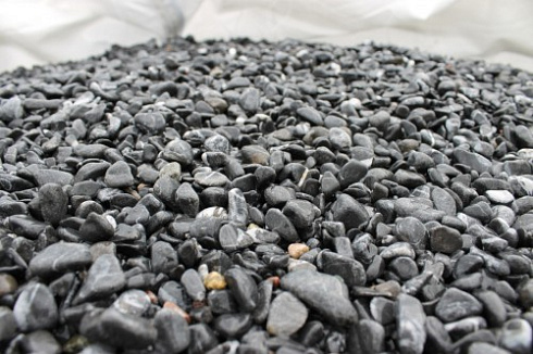 Kamenclub.ru: Щебень галтованный черный (мрамор) фр.10-20 мм.  купить во Владимире мрамор черный с белыми прожилками, черный, белый окатанный округлый ландшафтный декоративный щебень 15000 руб/т   фото КАМЕНЬ КЛУБ