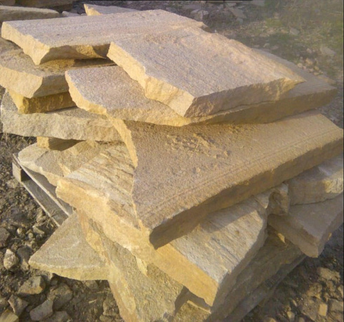 Kamenclub.ru: Форматный камень (плаха) пошаговая дорожка от 70-150 см (4 -12 см)  купить во Владимире плитняк  форматный плаха желтый песчаник 9 000 руб/т   фото КАМЕНЬ КЛУБ
