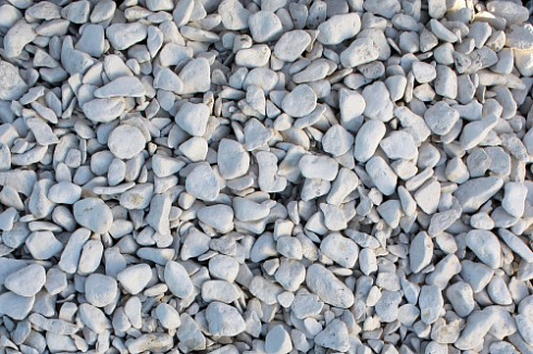 Kamenclub.ru: Щебень галтованный белый (мрамор) фр.5-10 мм.  купить во Владимире мрамор белый, айвори, молочный каменная мраморная декоративная ландшафтная крошка 17000 руб/т   фото КАМЕНЬ КЛУБ