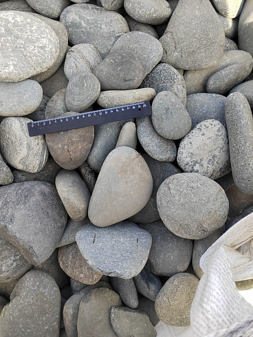 Kamenclub.ru: Галька речная плоская (ассорти) фр. 70-150 мм. купить  во Владимире галька галечник серый белый темно-серый синий светло-серый плоская природная галька  9000 руб/т   фото КАМЕНЬ КЛУБ