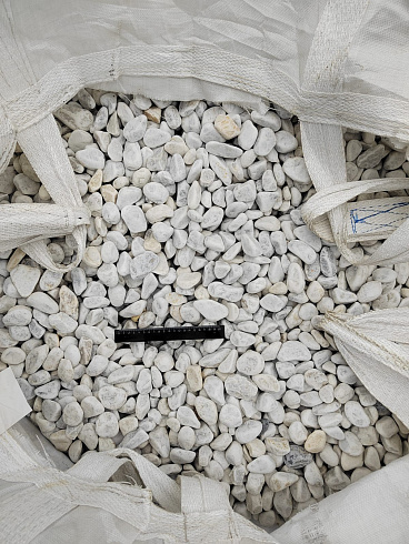 Kamenclub.ru: Мраморная крошка (щебень галтованный белый) фр.40-70 мм.  купить во Владимире мрамор белый молочный айвори окатанный округлый природный камень 17000 руб/т   фото КАМЕНЬ КЛУБ