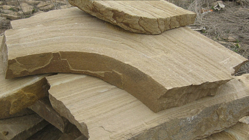 Kamenclub.ru: Форматный камень (плаха) пошаговая дорожка от 70-150 см (4 -12 см)  купить во Владимире плитняк  форматный плаха желтый песчаник 9 000 руб/т   фото КАМЕНЬ КЛУБ