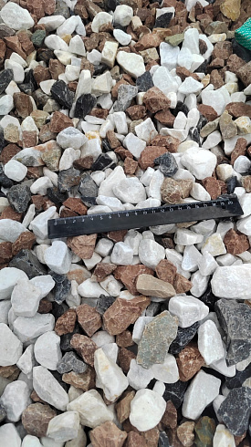 Kamenclub.ru: Мраморная крошка (щебень крошка микс : белый-черный-розовый) фр. 20-40 мм.  купить во Владимире мрамор белый, черный, розовый декоративная ландшафтная крошка 12000 руб/т   фото КАМЕНЬ КЛУБ