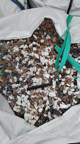 Kamenclub.ru: Мраморная крошка (щебень крошка микс : белый-черный-розовый) фр. 20-40 мм.  купить во Владимире мрамор белый, черный, розовый декоративная ландшафтная крошка 12000 руб/т   фото КАМЕНЬ КЛУБ