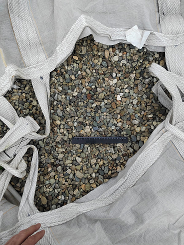 Kamenclub.ru: Галька речная окат (серая) фр.10-20 мм купить  во Владимире галька речная серая, серый, темно-серый, светло-серый, коричневый ландшафтная декоративная речная окатанная округлая галька 5000 руб/т   фото КАМЕНЬ КЛУБ