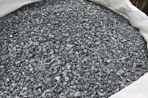 Kamenclub.ru: Щебень галтованный черный (мрамор) фр.10-20 мм.  купить во Владимире мрамор черный с белыми прожилками, черный, белый окатанный округлый ландшафтный декоративный щебень 15000 руб/т   фото КАМЕНЬ КЛУБ