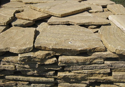 Kamenclub.ru: Песчаник пластушка желтый с рисунком (3 см)  купить во Владимире песчаник желтый с рисунком, рыжий, желтый песчаник пластушка ландшафтная рваная 8 500 руб/м3   фото КАМЕНЬ КЛУБ