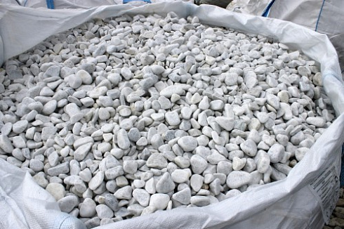 Kamenclub.ru: Мраморная крошка (щебень галтованный белый), фр.20-40 мм.  купить во Владимире мрамор белый бежевый молочный мраморный щебень декоративный 17000 руб/т   фото КАМЕНЬ КЛУБ