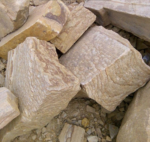 Kamenclub.ru: Песчаник пластушка желтый с рисунком (7-15 см)  купить во Владимире плитняк - пластушка - бут желтый песчаник 10200 руб/м3   фото КАМЕНЬ КЛУБ