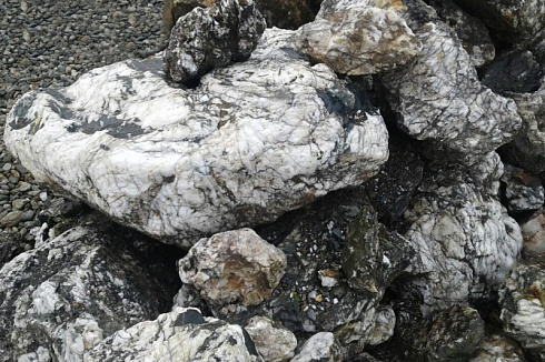 Kamenclub.ru: Черный гранит - кварцит фр. 100-500 мм.  купить во Владимире мрамор гранит черный с белыми прожилками, серый, белый валун скальный колотый 7000 руб/т   фото КАМЕНЬ КЛУБ