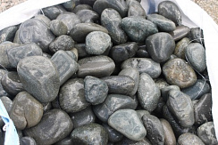 Kamenclub.ru: Темно-серый валунчик фр.100-300 мм.  купить во Владимире крупный природный камень серый, темно-серый, светло-серый речная галька большого размера окатанная 4500 руб/т   фото КАМЕНЬ КЛУБ