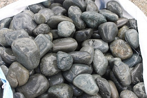 Kamenclub.ru: Темно-серый валунчик фр.100-300 мм.  купить во Владимире крупный природный камень серый, темно-серый, светло-серый речная галька большого размера окатанная 4500 руб/т   фото КАМЕНЬ КЛУБ