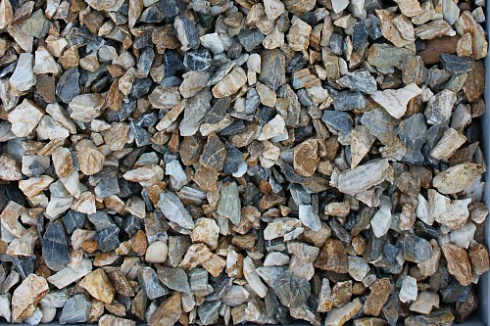 Kamenclub.ru: Мраморная крошка (щебень крошка медовый), фр. 10-20 мм.  купить во Владимире песчаник бежевый, серый каменная ландшафтная крошка  12000 руб/т   фото КАМЕНЬ КЛУБ