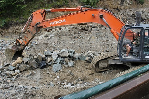 Kamenclub.ru: Гранит скальник (серо-зеленый) фр. 100-500 мм.  купить во Владимире гранит зеленый, серый, салатовый крупный ландшафтный валун 6 000 руб/т   фото КАМЕНЬ КЛУБ