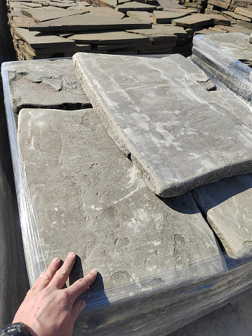 Kamenclub.ru: Песчаник пластушка галтованная светло-серая (3,0 см)  купить во Владимире песчаник светло-серый, серый ландшафтный камень рваный колотый 21000 руб/м3   фото КАМЕНЬ КЛУБ