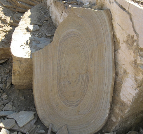 Kamenclub.ru: Форматный камень (плаха) пошаговая дорожка от 70-150 см (4 -12 см)  купить во Владимире плитняк  форматный плаха желтый песчаник 9 000 руб/т   фото КАМЕНЬ КЛУБ