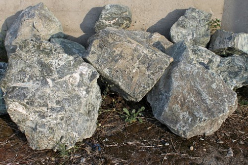 Kamenclub.ru: Змеевик скальник фр. 500-1500 мм.  купить во Владимире змеевик зеленый серый черный глыба скальная колотая 7500 руб/т   фото КАМЕНЬ КЛУБ