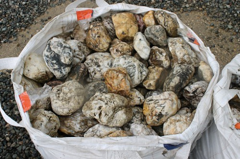 Kamenclub.ru: Кварцевый валунчик фр.100-300 мм.  купить во Владимире кварц белый, бежевый молочный рыжий крупный природный камень галечник 7850 руб/т   фото КАМЕНЬ КЛУБ