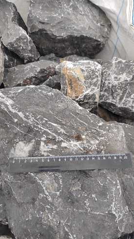 Kamenclub.ru: Черный мрамор скальник фр. 100-500 мм.  купить во Владимире мрамор черный белый серый крупный колотый валун ландшафтный 8500 руб/т   фото КАМЕНЬ КЛУБ