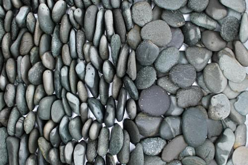 Kamenclub.ru: Галька речная плоская (темно-серая) фр. 70-150 мм. купить  во Владимире галечник природный темно-серый серый синий речная плоская природная окатанная  9000 руб/т   фото КАМЕНЬ КЛУБ