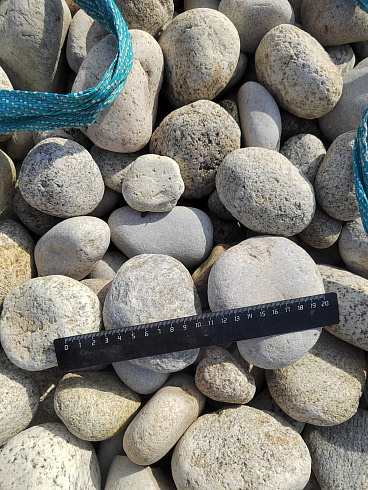 Kamenclub.ru: Галька речная окат (серо-белая) фр. 70-120 мм купить  во Владимире галька галечник бело-серая, серо-белая, серая, белая речная природная галька  8000 руб/т   фото КАМЕНЬ КЛУБ