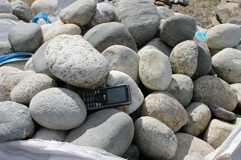 Kamenclub.ru: Речной валун (Ассорти) фр.100-300 мм.  купить во Владимире галечник серый, темно-серый, светло-серый речная галька крупных размеров 4200 руб/т   фото КАМЕНЬ КЛУБ