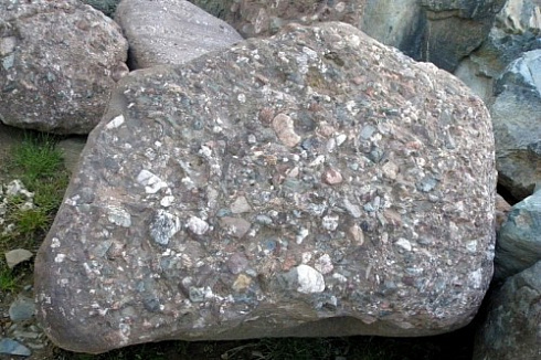 Kamenclub.ru: Конгломераты фр. 300-1000 мм.  купить во Владимире кварц мрамор диабаз коричневый, серый зеленоватый речной валун крупный 6500 руб/т   фото КАМЕНЬ КЛУБ