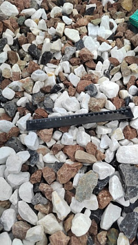 Kamenclub.ru: Мраморная крошка (щебень крошка микс : белый-черный-розовый) фр. 20-40 мм.  купить во Владимире мрамор белый, черный, розовый декоративная ландшафтная крошка 12000 руб/т   фото КАМЕНЬ КЛУБ