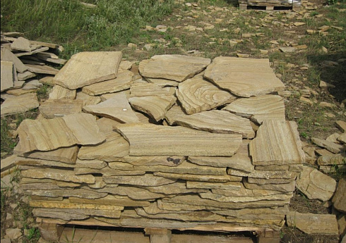 Kamenclub.ru: Песчаник пластушка желтый с разводом под дерево (2 см)  купить во Владимире плитняк желтый с разводами, желтый, рыжий, серый песчаник пластушка рваная ландшафтная 11 000 руб/м3   фото КАМЕНЬ КЛУБ