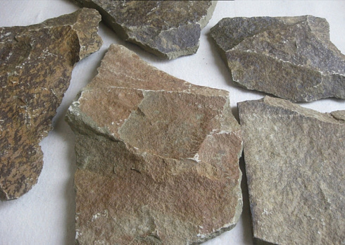 Kamenclub.ru: Песчаник пластушка "фонтанка" серо-зеленая (3,0-5,0 см)  купить во Владимире песчаник серо-зеленая колотые плитки облицовочные пластушки 11400 руб/м3   фото КАМЕНЬ КЛУБ