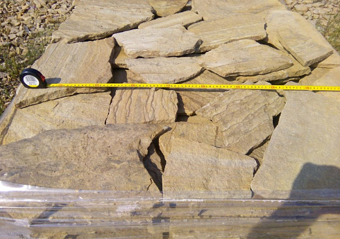 Kamenclub.ru: Песчаник пластушка желтый с разводом под дерево (2 см)  купить во Владимире плитняк желтый с разводами, желтый, рыжий, серый песчаник пластушка рваная ландшафтная 11 000 руб/м3   фото КАМЕНЬ КЛУБ