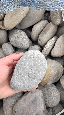 Kamenclub.ru: Галька речная окат (темно-серая) фр. 70-150 мм. купить  во Владимире галька речная темно-серая, синяя, серая речная галька округлая  8000 руб/т   фото КАМЕНЬ КЛУБ