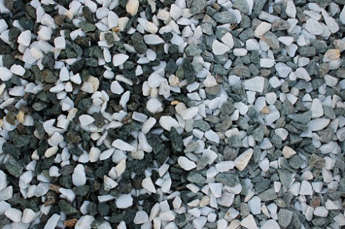 Kamenclub.ru: Мраморная крошка (щебень крошка микс: белый-зеленый) фр. 10-20 мм.  купить во Владимире мрамор белый, зеленый каменная ландшафтная декоративная крошка щебня 9500 руб/т   фото КАМЕНЬ КЛУБ