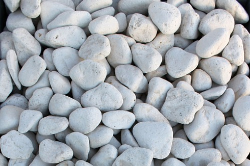 Kamenclub.ru: Щебень галтованный белый (мрамор) фр.5-10 мм.  купить во Владимире мрамор белый, айвори, молочный каменная мраморная декоративная ландшафтная крошка 17000 руб/т   фото КАМЕНЬ КЛУБ