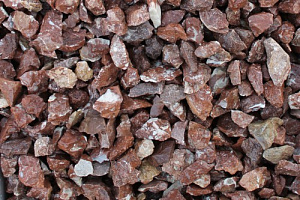 Kamenclub.ru: Мраморная крошка (щебень крошка розовый) фр. 20-40 мм.  купить во Владимире мрамор розовый, красный мраморная крошка декоративная 11000 руб/т   фото КАМЕНЬ КЛУБ