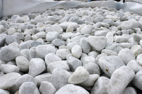 Kamenclub.ru: Мраморная крошка (щебень галтованный белый), фр.20-40 мм.  купить во Владимире мрамор белый бежевый молочный мраморный щебень декоративный 17000 руб/т   фото КАМЕНЬ КЛУБ