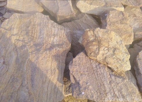 Kamenclub.ru: Песчаник пластушка "фонтанка" желтая (3,0 - 5,0 см)  купить во Владимире песчаник желтая, рыжий, желтый песчаник колотый рваный со сколом облицовочный 16200 руб/м3   фото КАМЕНЬ КЛУБ