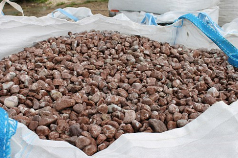 Kamenclub.ru: Мраморная крошка (щебень галтованный розовый) фр.10-20 мм.  купить во Владимире мрамор розовый, красный ландшафтный декоративный окатанный округлый щебень 15000 руб/т   фото КАМЕНЬ КЛУБ