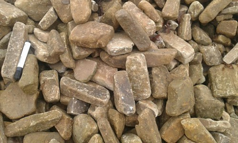 Kamenclub.ru: Песчаник для строительства и кладки блочный (фр 100-200 мм)  купить во Владимире песчаник бежевый серый рыжий валун мелкий для строительства песчаник 6500 руб/т   фото КАМЕНЬ КЛУБ