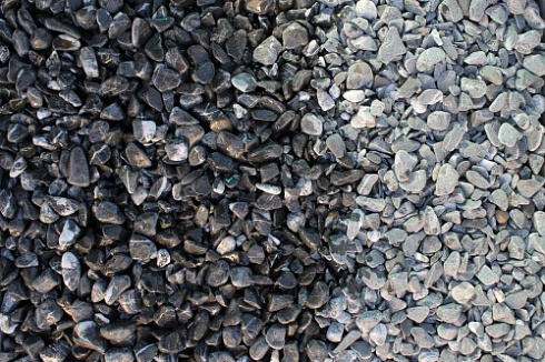 Kamenclub.ru: Щебень галтованный черный (мрамор) фр.10-20 мм.  купить во Владимире мрамор черный с белыми прожилками, черный, белый окатанный округлый ландшафтный декоративный щебень 15000 руб/т   фото КАМЕНЬ КЛУБ