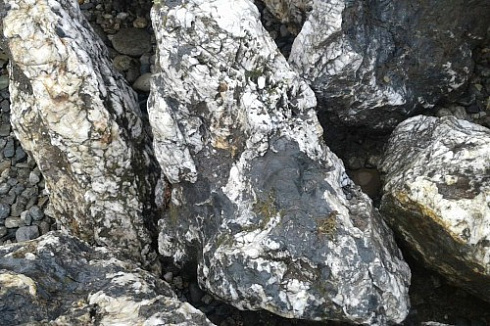 Kamenclub.ru: Черный гранит - кварцит фр. 500-1000 мм.  купить во Владимире гранит кварцит черный серый белый скальный колотый валун 9750 руб/т   фото КАМЕНЬ КЛУБ