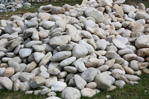 Kamenclub.ru: Бело-серый валунчик фр.100-300 мм.  купить во Владимире крупный камень для ландшафта серый, белый бело-серый валун крупная галька 4500 руб/т   фото КАМЕНЬ КЛУБ