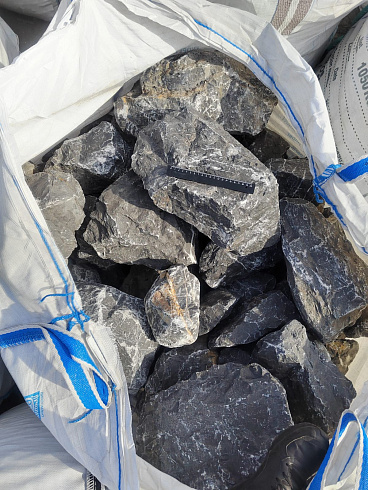 Kamenclub.ru: Черный мрамор скальник фр. 100-500 мм.  купить во Владимире мрамор черный белый серый крупный колотый валун ландшафтный 8500 руб/т   фото КАМЕНЬ КЛУБ