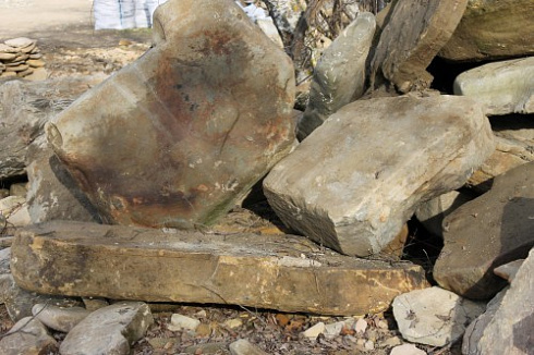 Kamenclub.ru: Песчаник плиты - плахи - пошаговые дорожки (фр. 70-150 мм)  купить во Владимире песчаник серый бежевый желтый зеленый колотый песчаник строительный 6500 руб/т   фото КАМЕНЬ КЛУБ