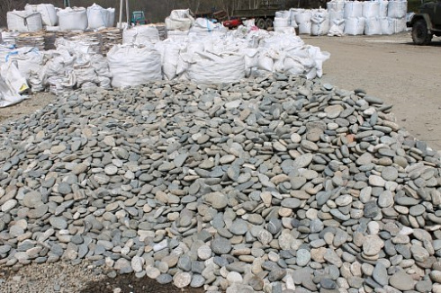 Kamenclub.ru: Галька речная плоская (ассорти) фр. 70-150 мм. купить  во Владимире галька галечник серый белый темно-серый синий светло-серый плоская природная галька  9000 руб/т   фото КАМЕНЬ КЛУБ