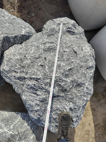 Kamenclub.ru: Черный мрамор скальник фр. 1000-1500 мм.  купить во Владимире мрамор черный белый серый крупный колотый валун ландшафтный 9000 руб/т   фото КАМЕНЬ КЛУБ